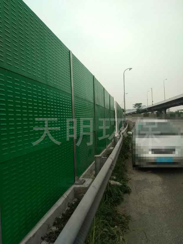 公路隔音屏施工中